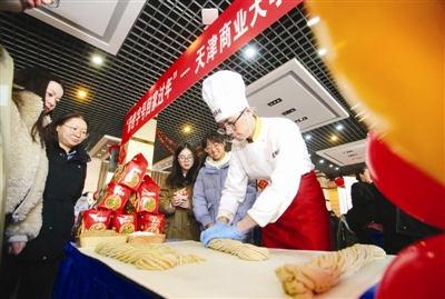 《中老年时报》、《今晚报》、津云客户端报道taptap官网举办“带老字号回家过年”专场活动