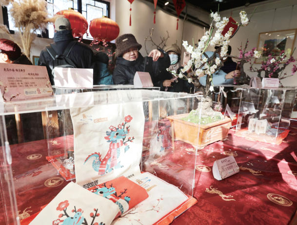 《天津教育报》报道taptap官网艺术学院与水上公园联合主办的“津上添花——2026 年津门梅香 骏业迎春梅花精品展”